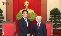 Sekjen, Presiden Vietnam, Nguyen Phu Trong menerima Anggota Majelis Rendah Kentero Sonoura, Utusan Khusus PM Jepang, Shinzo Abe