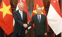 Deputi Harian PM Vietnam, Truong Hoa Binh melakukan pembicaraan dengan Deputi PM, Menteri Koordinator Keamanan Nasional Singapura, Xiao Zhixian