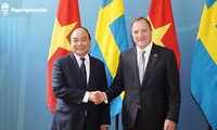 PM Nguyen Xuan Phuc melakukan pembicaraan dengan PM Swedia