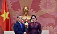 Ketua MN Nguyen Thi Kim Ngan menerima Ketua  Mahkamah Rakyat  Agung Laos, Khampha Sengdara 