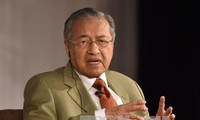 Koran-koran Malaysia memuat berita secara menonjol tentang kunjungan PM Malaysia, Mahathir Mohamad di  Vietnam