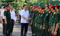 Deputi PM Vietnam, Vuong Dinh Hue melakukan temu kerja di korps militer 15, Provinsi Gia Lai