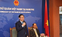 Deputi PM Vuong Dinh Hue Melakukan Kunjungan di Kedutaan Besar Vietnam di Afrika Selatan