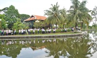 Semua obyek wisata Vietnam suasananya ramai pada Hari-Hari Raya Tet