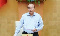 PM Nguyen Xuan Phuc memimpin sidang Badan Harian Pemerintah tentang pencegahan dan penanggulangan COVID-19