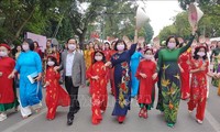 Kota Hanoi Memuliakan “Ao dai” Tradisional dalam Festival “Kecantikan Trang An”