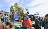 Kirimkan Bingkisan Hari Raya Tet ke Kabupaten Pulau Truong Sa