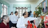 PM Nguyen Xuan Phuc Bakar Hio untuk Kenang Para Pemimpin Partai dan Negara Vietnam