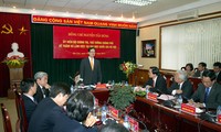 Premierminister Nguyen Tan Dung besucht die Nationalhochschule Hanoi