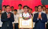 Premier Nguyen Tan Dung zeichnet Olympiadepreisträger und herausragende Studenten aus