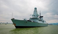 Schiff der britischen Royal Navy verlässt die Stadt Da Nang