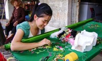 Die bekannte Stickerei im Dorf Van Lam in der Provinz Ninh Binh 