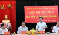 Vize-Premierminister Hoang Trung Hai überprüft den Bauprozess der Autobahn Da Nang – Quang Ngai