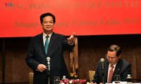 Premierminister Nguyen Tan Dung trifft Vertreter der in Singapur lebenden Vietnamesen