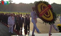 Teilnehmer der landesweiten Konferenz zum Patriotismuswettbewerb besuchen das Ho Chi Minh Mausoleum