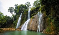 Die Schönheit des Dai Yem-Wasserfalls in Moc Chau