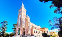 Architekturschönheit der Hahn- und Frauen-Kirche in Da Lat