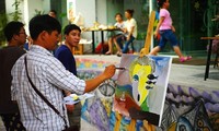 Lebhafte Straßenkunst mitten in Hanoi