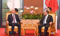 Premierminister Nguyen Xuan W.Phuc empfängt Gründer und Präsident des Weltwirtschaftsforums Klaus Schwab