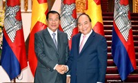 Premierminister Nguyen Xuan Phuc empfängt Kambodschas Ministerpräsident Hun Sen