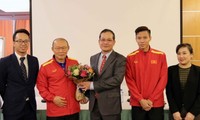 Vietnamesischer Botschafter in Katar besucht die Nationalfussballmannschaft