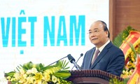 Premierminister Nguyen Xuan Phuc trifft den ehemaligen Studenden der vietnamesischen Kadettenschule