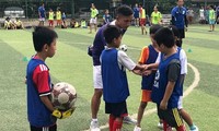 Netzwerk europäischer Profi-Fußballklubs bietet Online-Training in Vietnam an