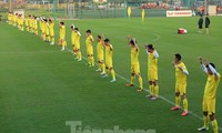 Spieler der vietnamesischen Fußballnationalmannschaft werden mit Ortungsgeräten ausgestattet