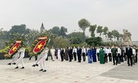 Leiter von Ho-Chi-Minh-Stadt besuchen den Friedhof der gefallenen Soldaten