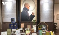 Ausstellung der Kalligraphiewerke und Bücher des Mönchs Thich Nhat Hanh