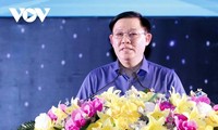 Parlamentspräsident Vuong Dinh Hue nimmt am Tet-Programm in der Provinz Binh Duong teil