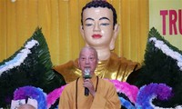 Vietnamesische Mönche, Nonnen und Buddhisten begrüßen den Vesak-Tag 2022