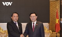 Parlamentspräsident Vuong Dinh Hue empfängt den laotischen Finanzminister