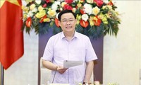 Parlamentspräsident Vuong Dinh Hue nimmt am Seminar zum geänderten Bodengesetzesentwurf teil