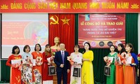 Die Schönheit sehbehinderter Frauen im Ao Dai 