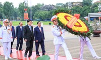 Spitzenpolitiker besuchen das Ho-Chi-Minh- Mausoleum