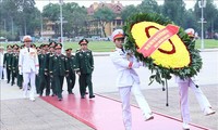 Die zentrale Militärkommission besucht das Ho Chi Minh-Mausoleum