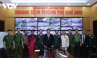 Staatspräsident Luong Cuong besucht das Informationszentrum der Polizei der Provinz Phu Tho
