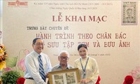 Ausstellung von Briefmarken und Postkarten über Präsident Ho Chi Minh