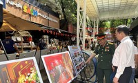Fotoausstellung „Truong Sa erinnert sich an Onkel Ho“