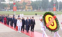 Führungskräfte der Partei und des Staates besuchen das Ho-Chi-Minh-Mausoleum
