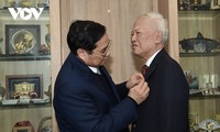 팜 민 찐 총리, 부 콴 전 부총리에 당 60주년 휘장 수여