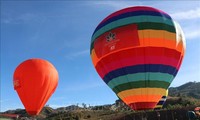 꼰뚬성에서 열기구 축제 열려