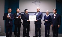 ‘WEF 참석’ 팜 민 찐 총리, 세계경제포럼 회장 접견