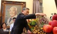 또 럼 당 서기장, 베트남 통일 50주년 맞아 장군 2인 추념 분향
