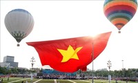 응에안성 호찌민 광장에서 국기 게양식 및 대형 국기 공중 게양 행사 개최
