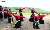 옌바이성 엔푸 지방에서 까오란족과 함께 즐기는 민요와 민속무용