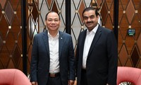 មហាសេដ្ឋីឥណ្ឌាលោក Gautam Adani ពិភាក្សាអំពីឱកាសអាជីវកម្មជាមួយលោក Pham Nhat Vuong