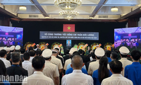 ប្រជាជនទូទាំងប្រទេសមកគោរពវិញ្ញាណក្ខ័ន្ធអតីតប្រធានរដ្ឋ លោក Tran Duc Luong