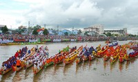 ពិធីបុណ្យប្រណាំងទូក ង របស់ជនជាតិខ្មែរនៅខេត្ត Soc Trang